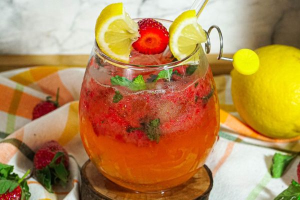 Minuman Lemonteh Strawberry: Kombinasi Segar dan Menyegarkan