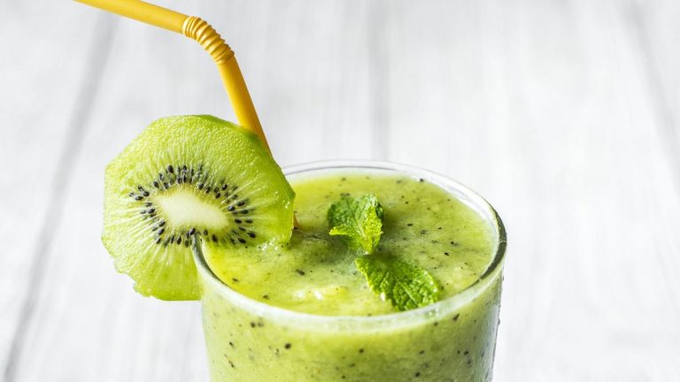 Segarnya Minuman Jus Kiwi dan Stroberi yang Menyehatkan